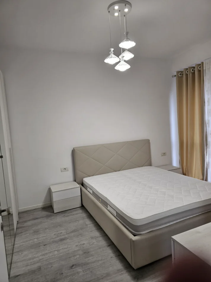 Tirane, jepet me qera apartament 2+1 Kati 3, 85 m² 670 € 