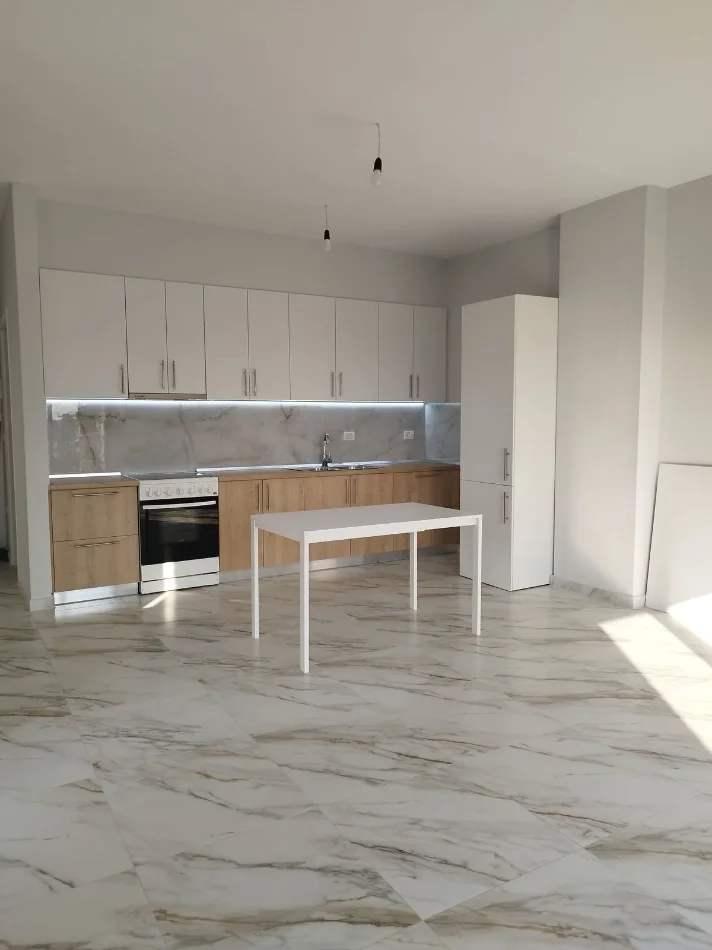 Tirane, jepet me qera apartament 1+1+Ballkon Kati 3, 75 m² 400 €