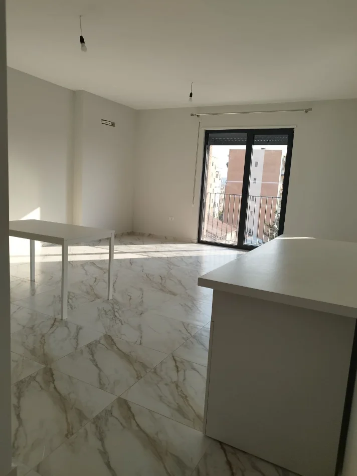 Tirane, jepet me qera apartament 1+1+Ballkon Kati 3, 75 m² 400 €