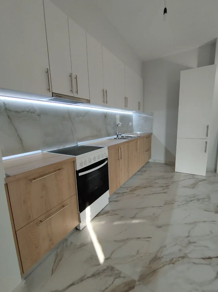 Tirane, jepet me qera apartament 1+1+Ballkon Kati 3, 75 m² 400 €