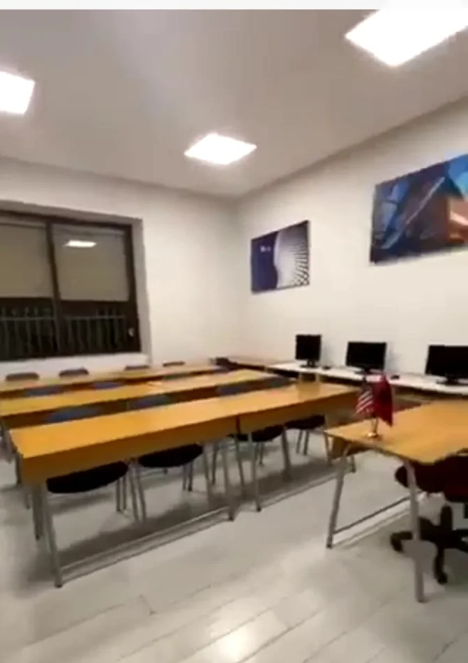 Tirane, jepet me qera ambjent biznesi Kati 3, 100 m² 780 € (PRANE LSI)