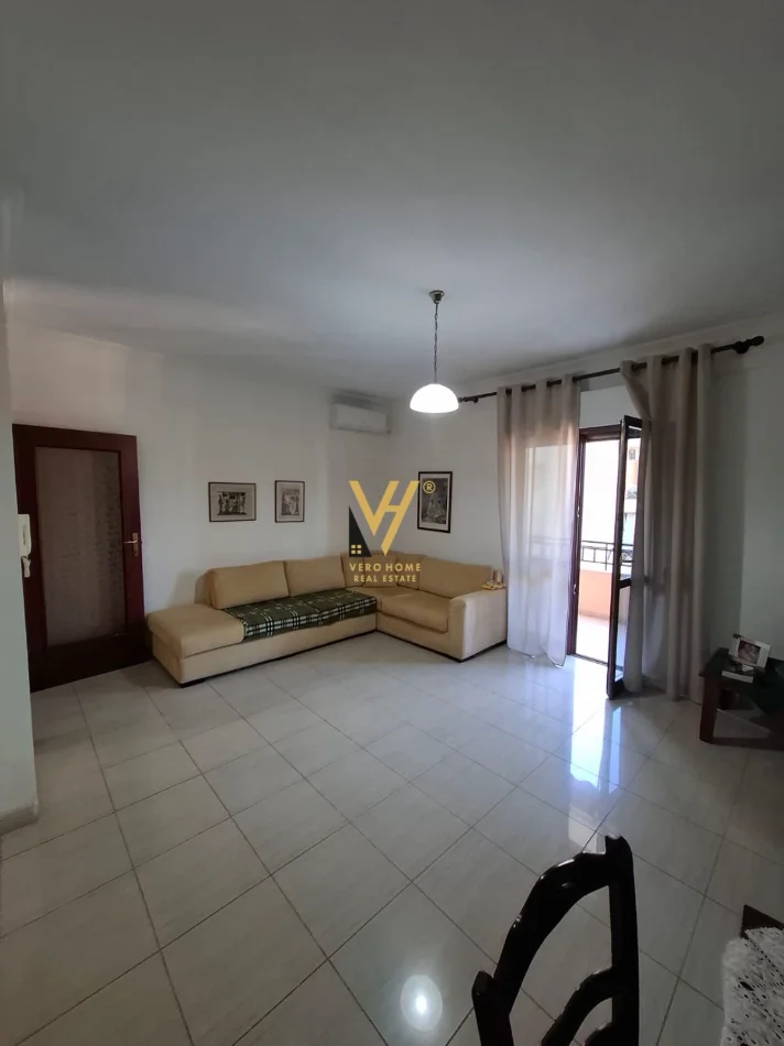 Tirane, jepet me qera apartament 1+1+Ballkon Kati 5, 70 m² 570 € (KOMUNA E PARISIT)