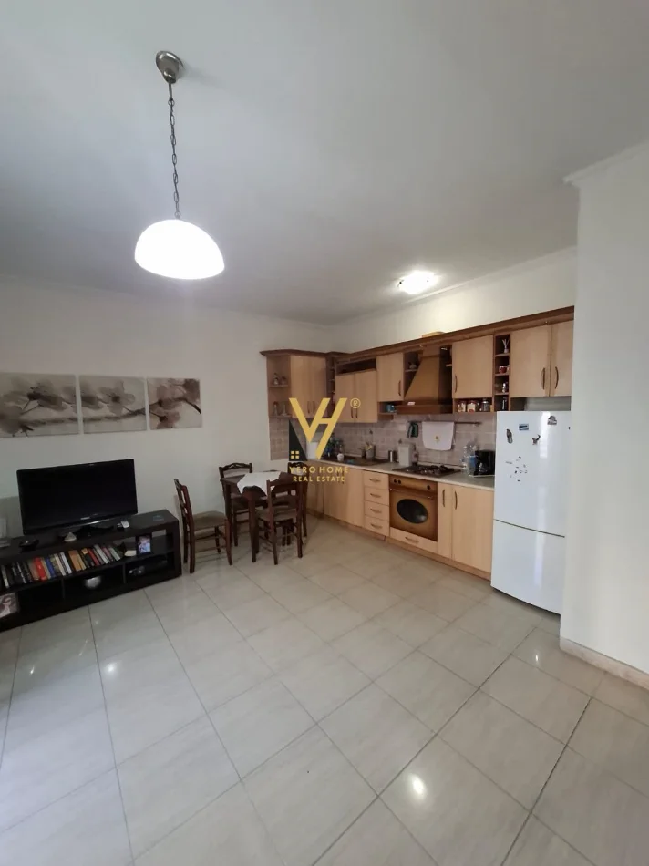 Tirane, jepet me qera apartament 1+1+Ballkon Kati 5, 70 m² 570 € (KOMUNA E PARISIT)