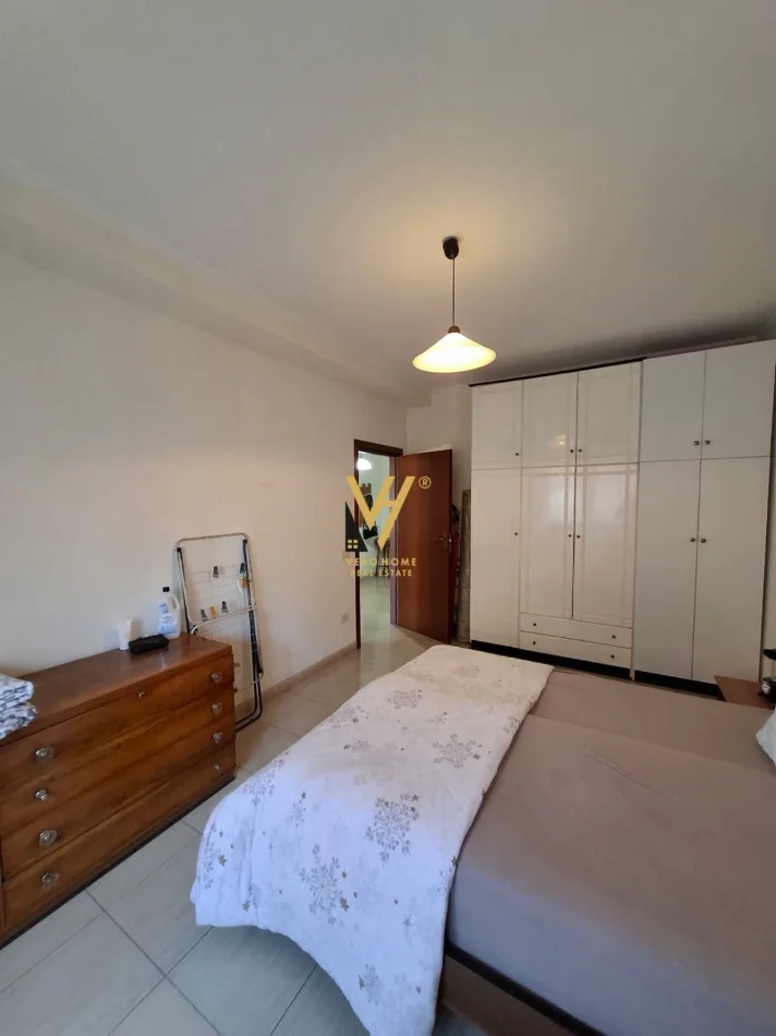 Tirane, jepet me qera apartament 1+1+Ballkon Kati 5, 70 m² 570 € (KOMUNA E PARISIT)