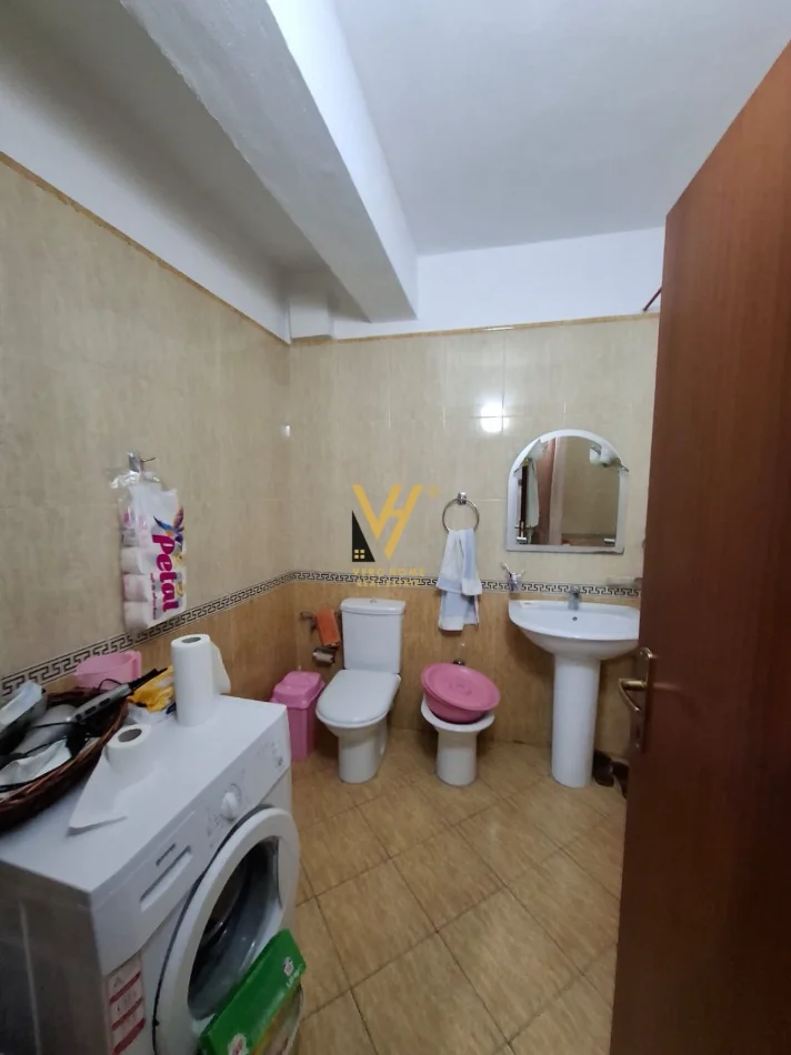 Tirane, jepet me qera apartament 1+1+Ballkon Kati 5, 70 m² 570 € (KOMUNA E PARISIT)