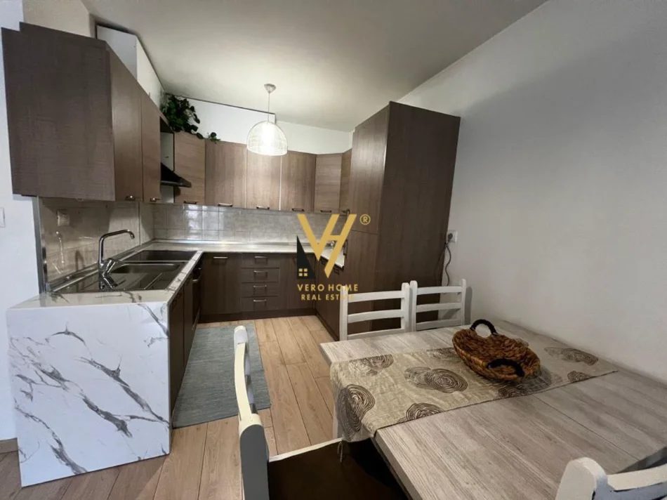 Tirane, jepet me qera apartament 2+1+Ballkon Kati 4, 110 m² 870 € (KOMUNA E PARISIT)