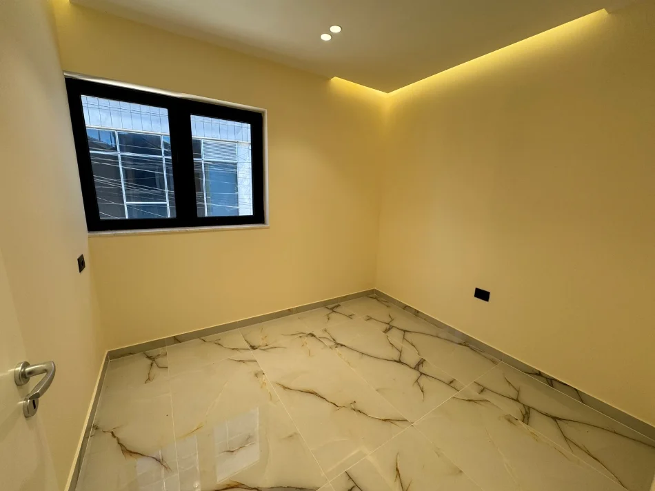 Tirane, jepet me qera ambjent biznesi Kati 1, 80 m² 1.000 € (Rruga: Sotir Kolea,perballe Universitetit Metropolitan Tirana)