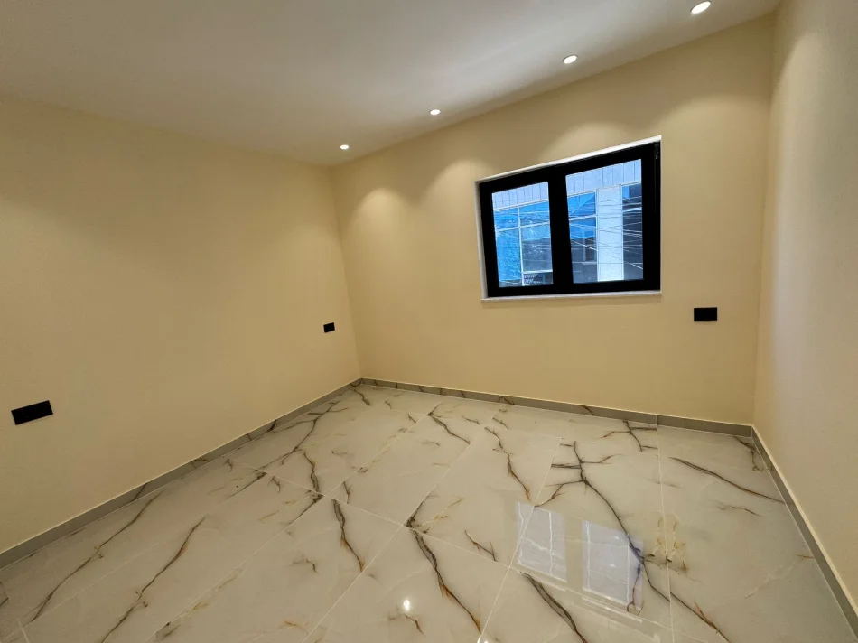 Tirane, jepet me qera ambjent biznesi Kati 1, 80 m² 1.000 € (Rruga: Sotir Kolea,perballe Universitetit Metropolitan Tirana)