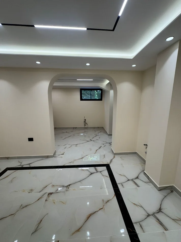 Tirane, jepet me qera ambjent biznesi Kati 1, 80 m² 1.000 € (Rruga: Sotir Kolea,perballe Universitetit Metropolitan Tirana)