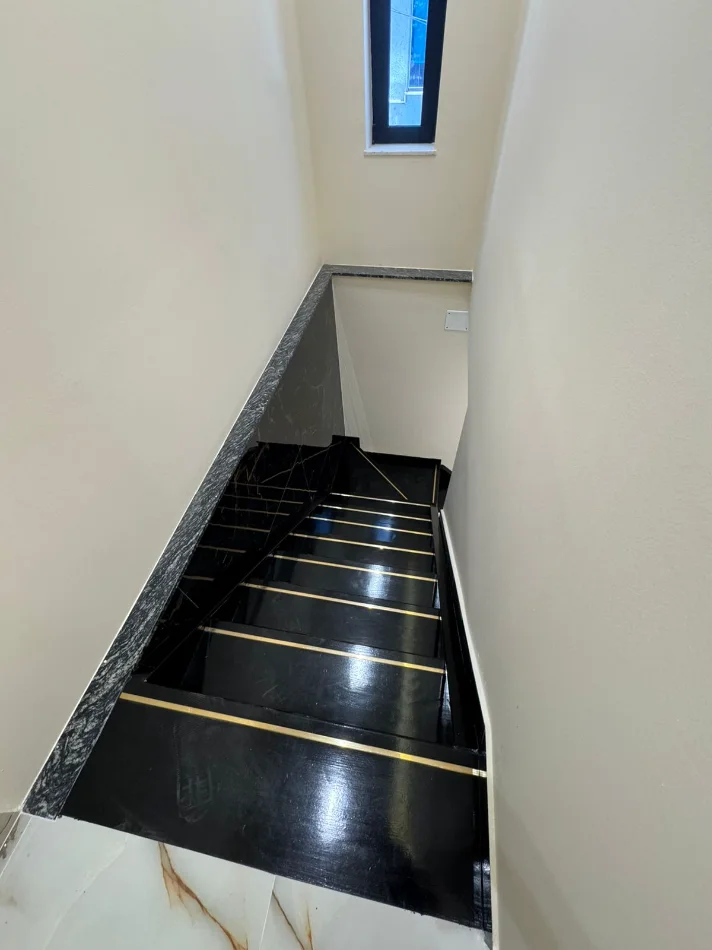 Tirane, jepet me qera ambjent biznesi Kati 1, 80 m² 1.000 € (Rruga: Sotir Kolea,perballe Universitetit Metropolitan Tirana)