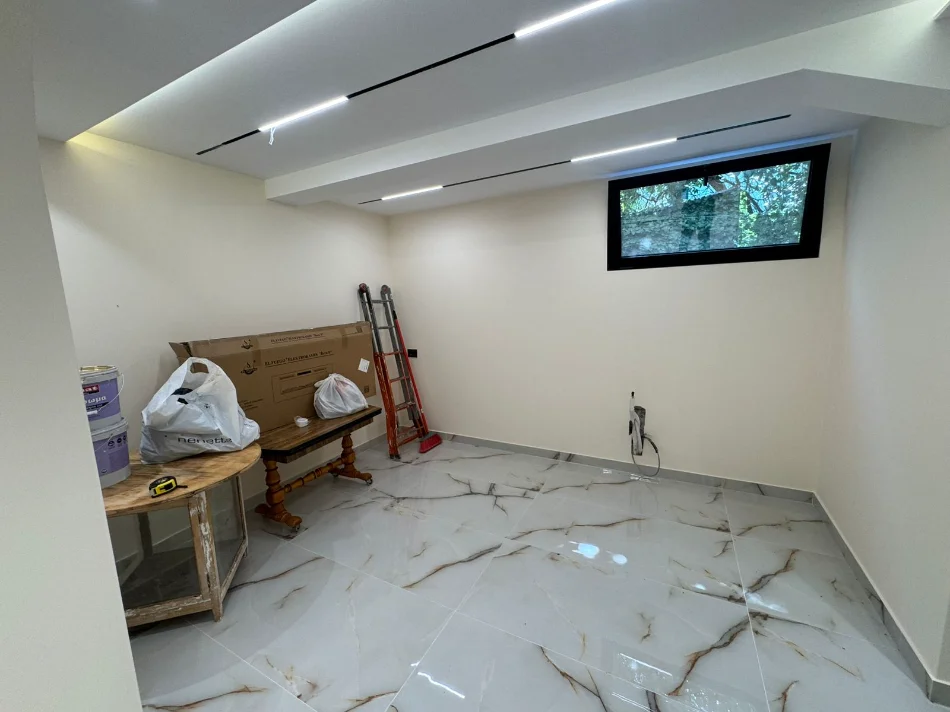 Tirane, jepet me qera ambjent biznesi Kati 1, 80 m² 1.000 € (Rruga: Sotir Kolea,perballe Universitetit Metropolitan Tirana)