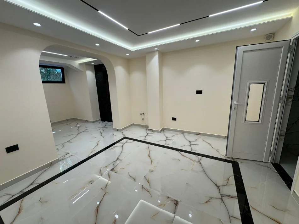 Tirane, jepet me qera ambjent biznesi Kati 1, 80 m² 1.000 € (Rruga: Sotir Kolea,perballe Universitetit Metropolitan Tirana)