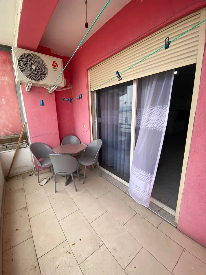 Tirane, jepet me qera apartament 1+1 Kati 4, 80 m² 330 € (Pallatet e verdha)