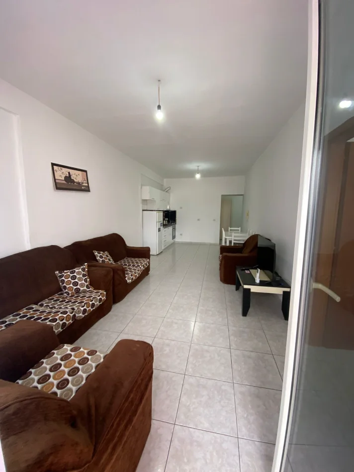 Tirane, jepet me qera apartament 1+1 Kati 4, 80 m² 330 € (Pallatet e verdha)