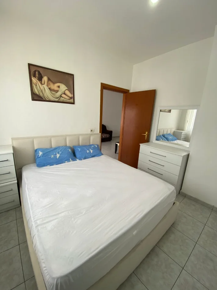 Tirane, jepet me qera apartament 1+1 Kati 4, 80 m² 330 € (Pallatet e verdha)