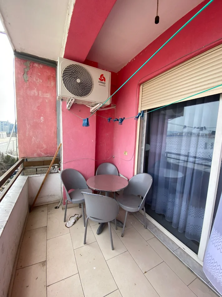 Tirane, jepet me qera apartament 1+1 Kati 4, 80 m² 330 € (Pallatet e verdha)