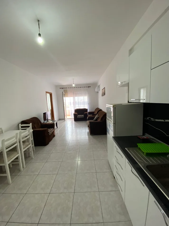 Tirane, jepet me qera apartament 1+1 Kati 4, 80 m² 330 € (Pallatet e verdha)