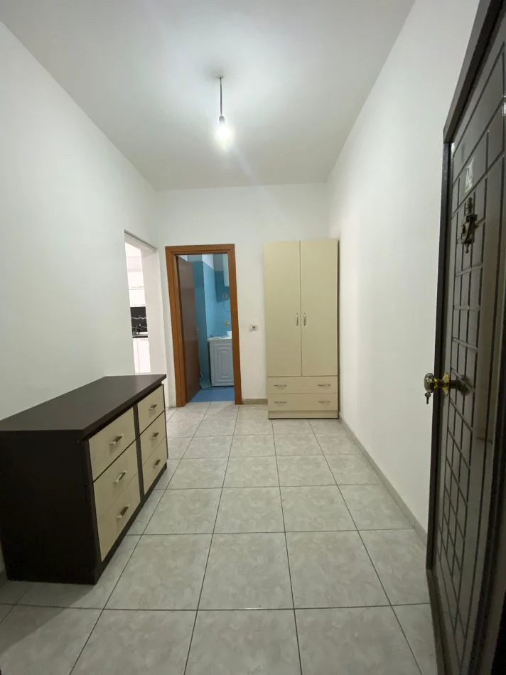 Tirane, jepet me qera apartament 1+1 Kati 4, 80 m² 330 € (Pallatet e verdha)