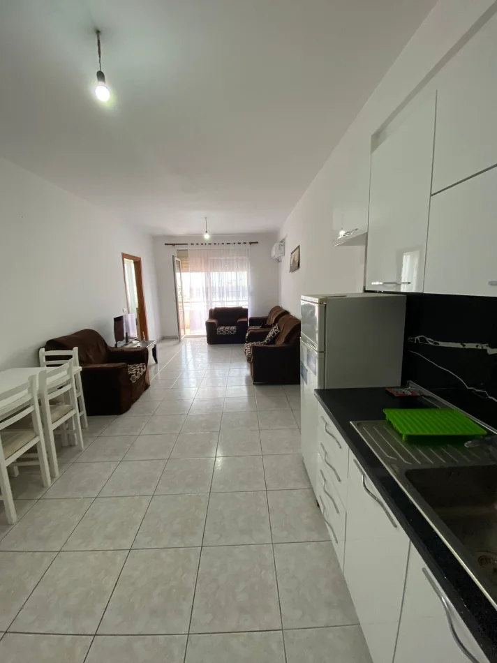 Tirane, jepet me qera apartament 1+1 Kati 4, 80 m² 330 € (Pallatet e verdha)