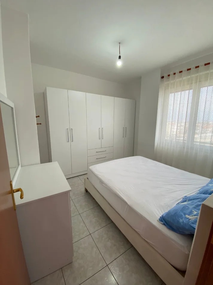 Tirane, jepet me qera apartament 1+1 Kati 4, 80 m² 330 € (Pallatet e verdha)