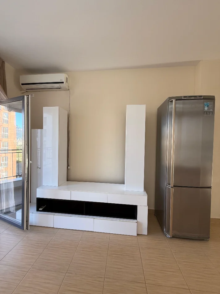 Tirane, jepet me qera apartament 2+1+Ballkon Kati 4, (Bulevardi i Ri)