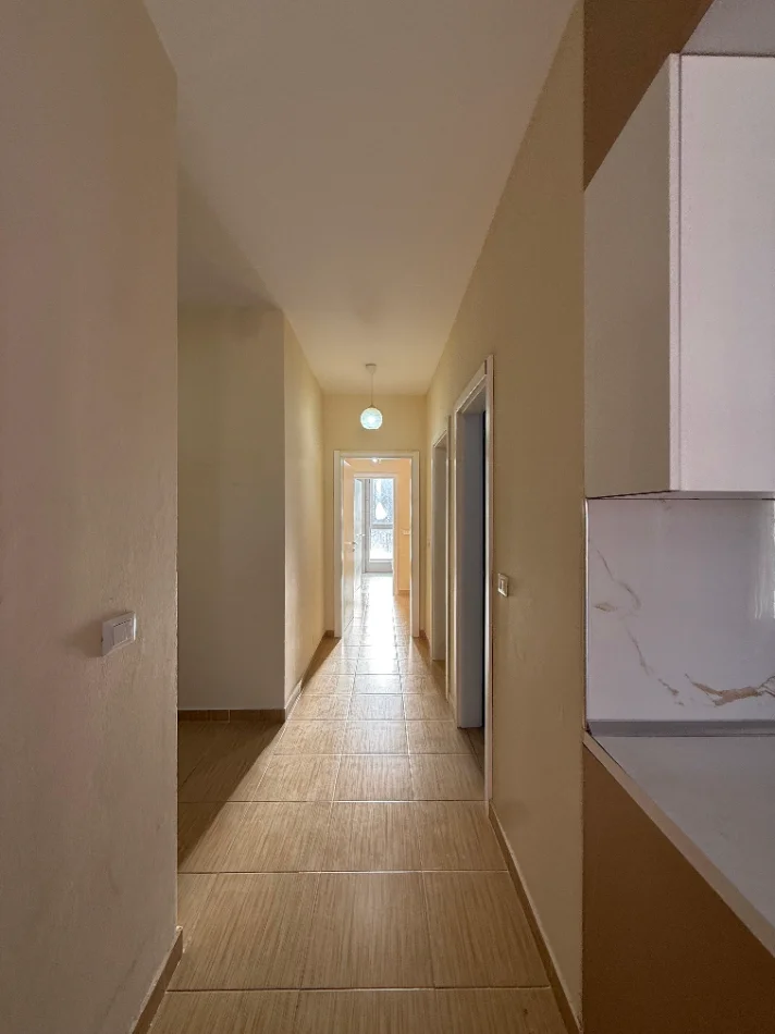 Tirane, jepet me qera apartament 2+1+Ballkon Kati 4, (Bulevardi i Ri)