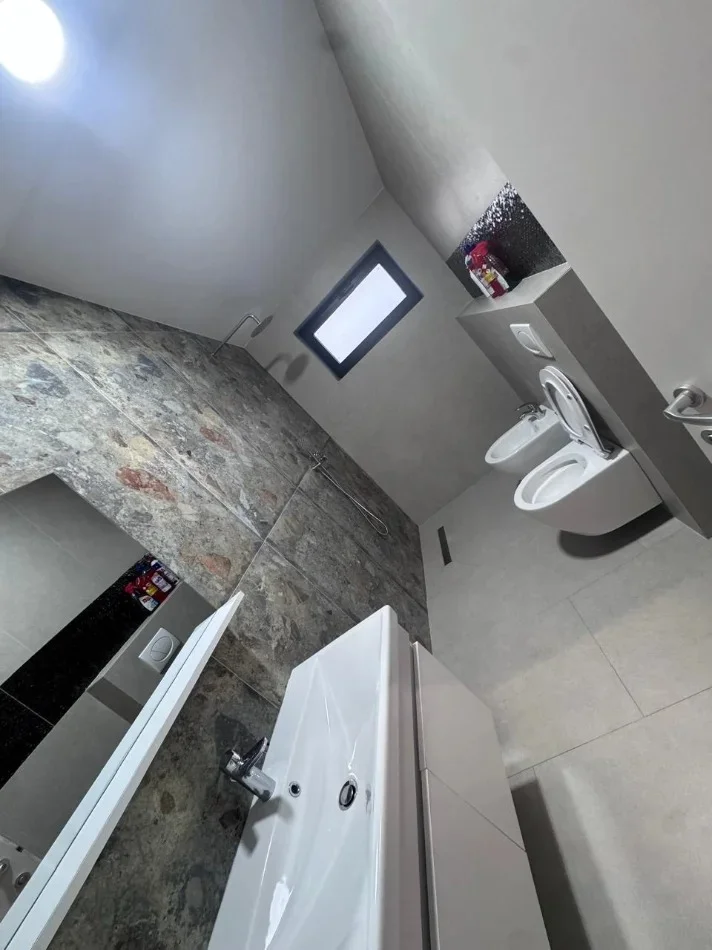 Tirane, jepet me qera apartament 2+1+Ballkon Kati 3, 118 m² (Rruga Bruzi, Laprake)