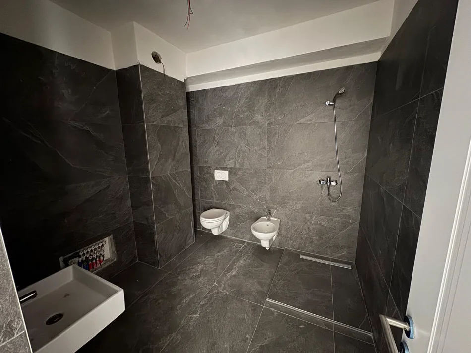 Tirane, jepet me qera apartament 2+1 Kati 2, 550 € (jordan misja)