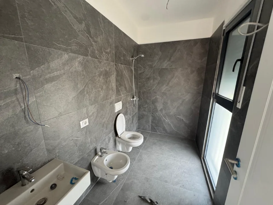 Tirane, jepet me qera apartament 2+1 Kati 2, 550 € (jordan misja)