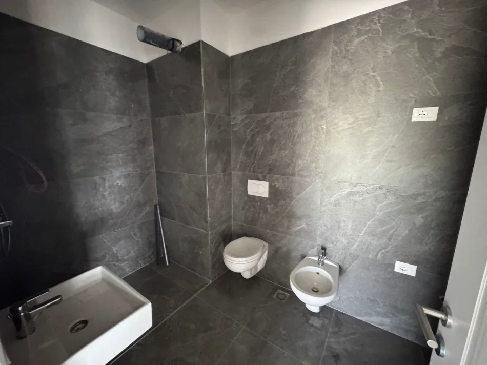 Tirane, jepet me qera apartament 1+1 Kati 1, 350 € (jordan misja)