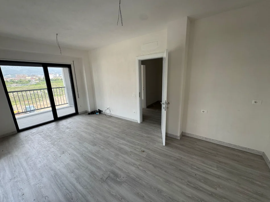 Tirane, jepet me qera apartament 1+1 Kati 1, 350 € (jordan misja)
