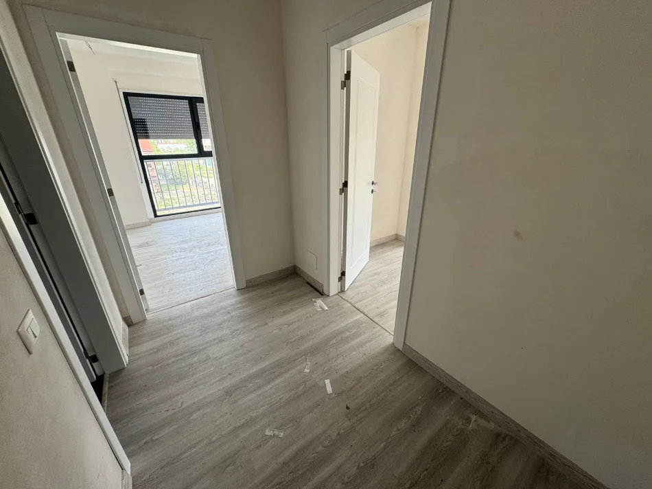 Tirane, jepet me qera apartament 1+1 Kati 1, 350 € (jordan misja)