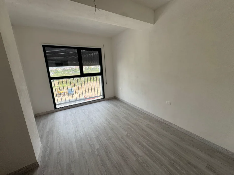 Tirane, jepet me qera apartament 1+1 Kati 1, 350 € (jordan misja)