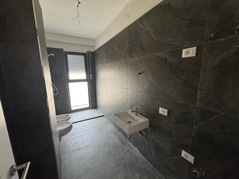Tirane, jepet me qera apartament 1+1 Kati 2, 350 € (jordan misja)