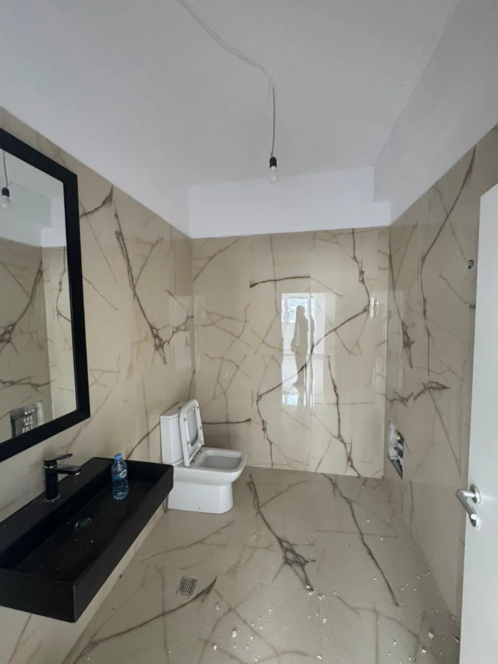 Tirane, jepet me qera ambjent biznesi Kati 0, 85 m² 500 € (mangalem 21)