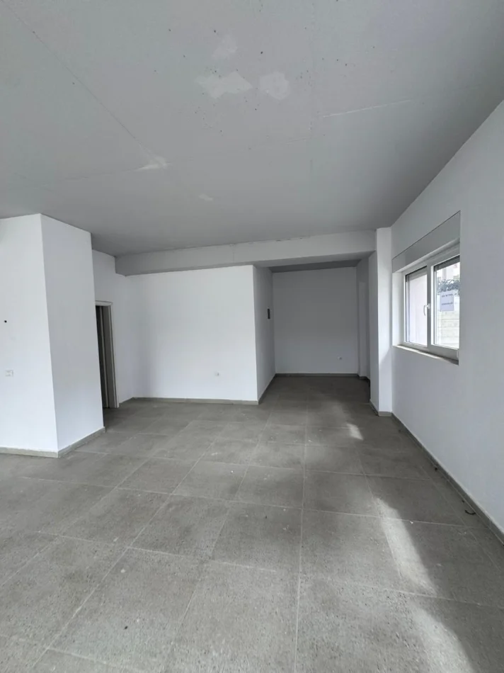 Tirane, jepet me qera ambjent biznesi Kati 0, 85 m² 500 € (mangalem 21)