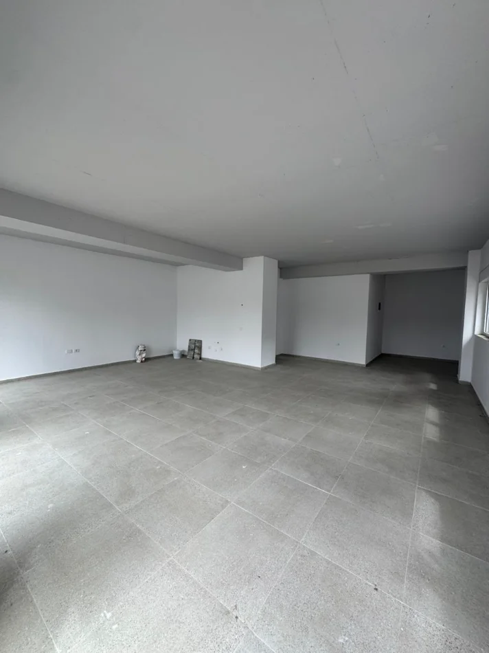 Tirane, jepet me qera ambjent biznesi Kati 0, 85 m² 500 € (mangalem 21)