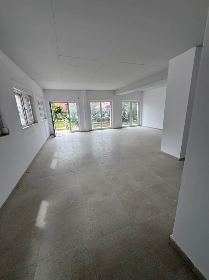 Tirane, jepet me qera ambjent biznesi Kati 0, 85 m² 500 € (mangalem 21)
