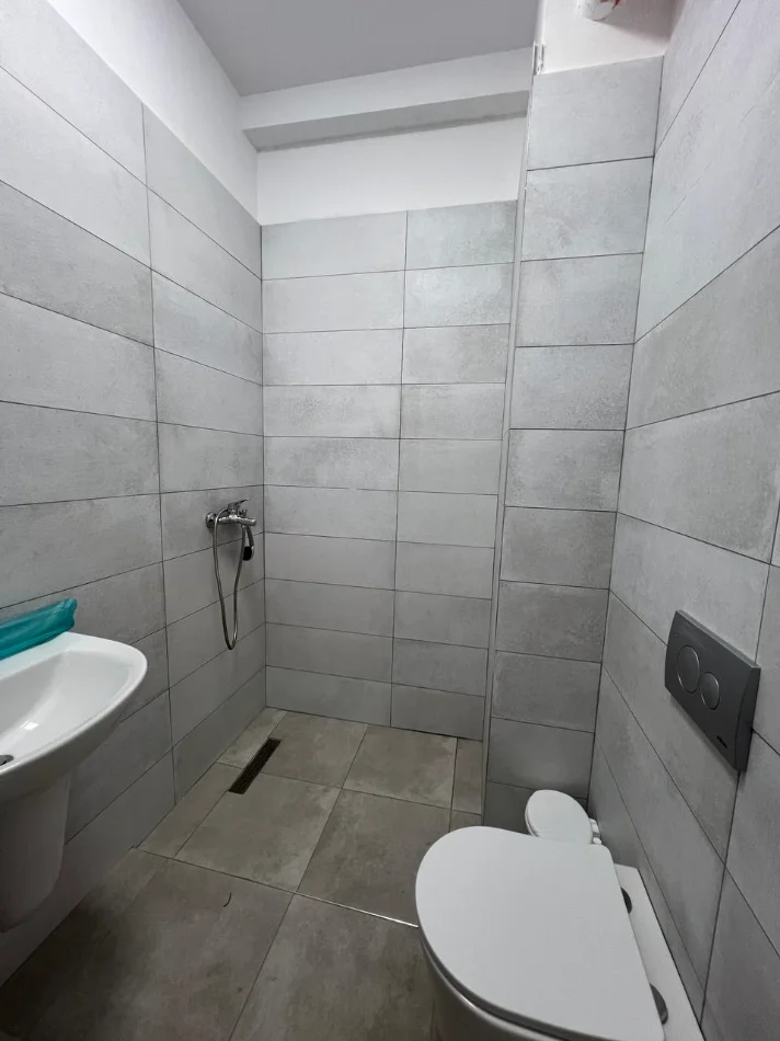 Tirane, jepet me qera apartament 1+1+Ballkon Kati 2, 60 m² 550 € (Kompleksi Henke)