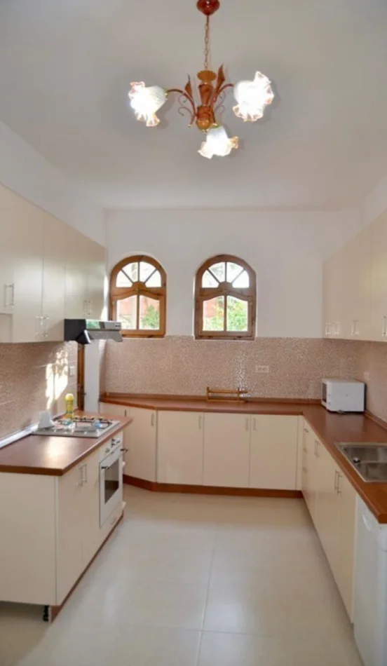 Tirane, jepet me qera Vile 4 Katshe Kati 3, 450 m² 1.500 € (ALI DEMI)
