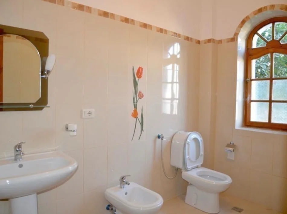 Tirane, jepet me qera Vile 4 Katshe Kati 3, 450 m² 1.500 € (ALI DEMI)