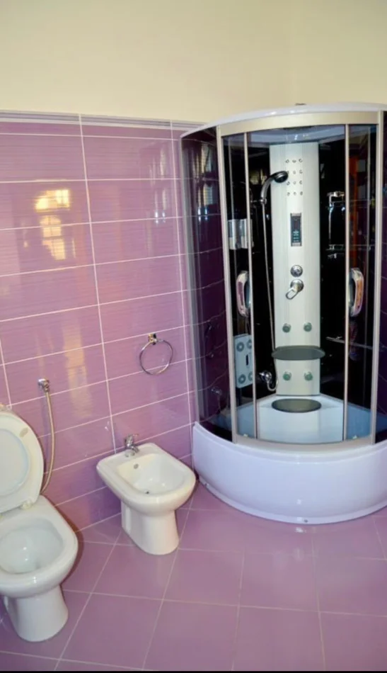 Tirane, jepet me qera Vile 4 Katshe Kati 3, 450 m² 1.500 € (ALI DEMI)