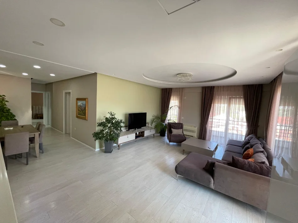 Tirane, jepet me qera apartament 3+1+2 Kati 4, 190 m² 1.400 € (LIQENI I THATE)