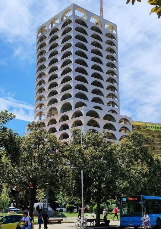 Tirane, jepet me qera ambjent biznesi Kati 6, 300 m² 12.000 € (Qender)