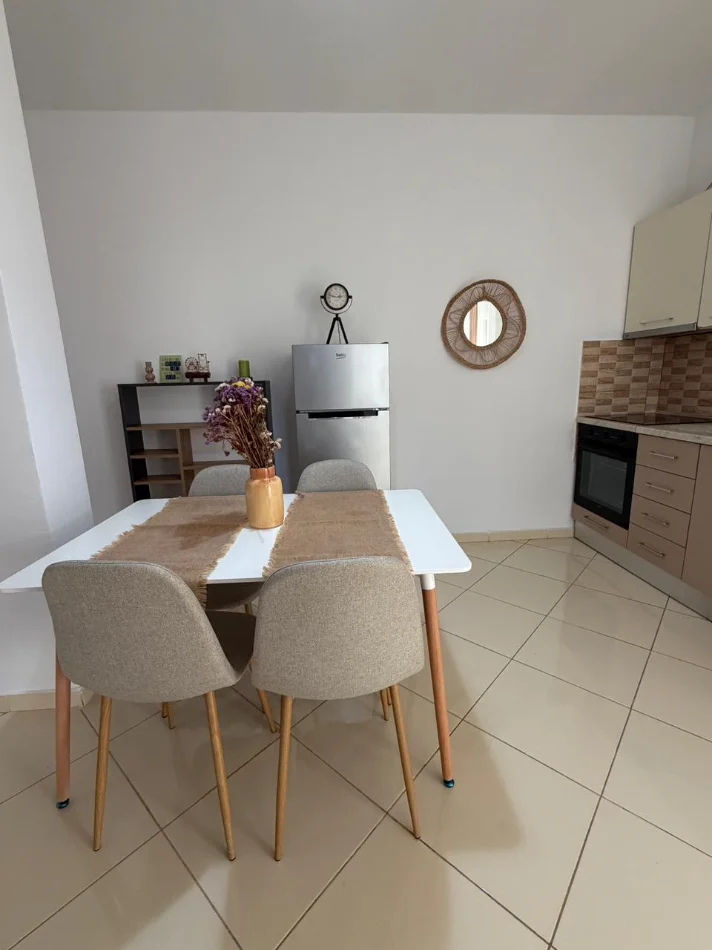 Jepet me Qera Hyrje 1+1 shume e mire tek Fakulteti i Mjeksise tek Spitalet, QSUT, 400 Euro