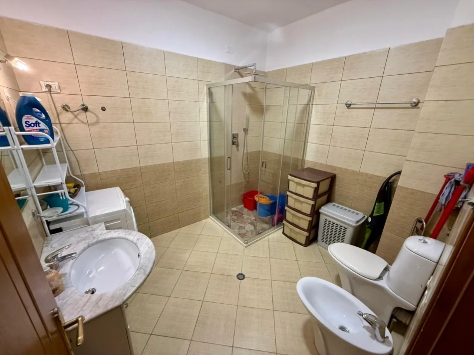 Shqiperi, jepet me qera apartament 2+1 Kati 4, 