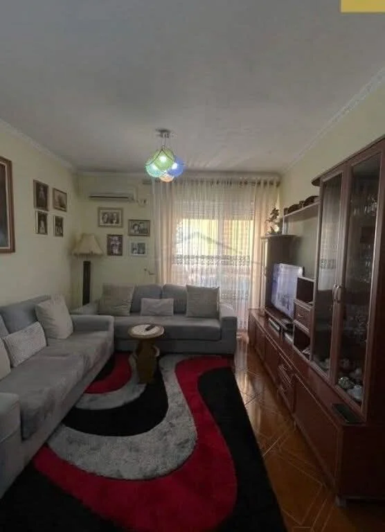 Shitet apartament 2+1 tek Komuna e Parisit 235.000 €