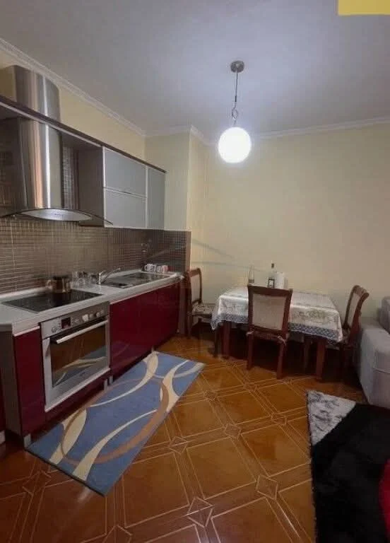 Shitet apartament 2+1 tek Komuna e Parisit 235.000 €