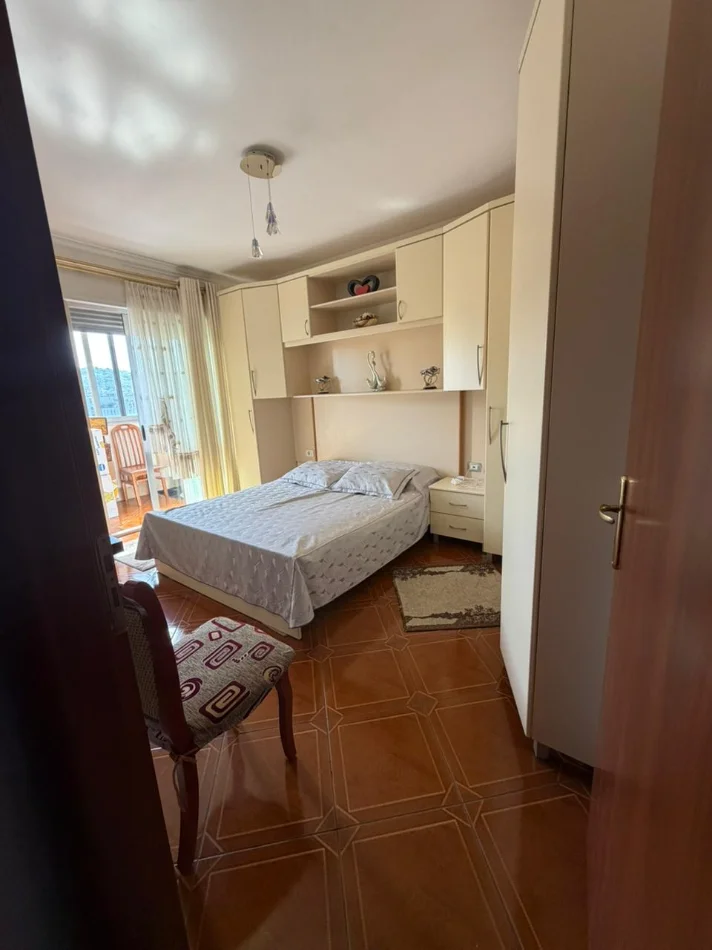 Shitet apartament 2+1 tek Komuna e Parisit 235.000 €
