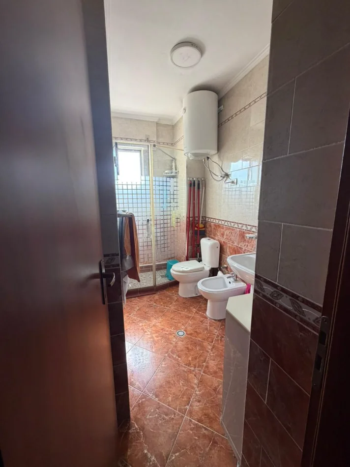 Shitet apartament 2+1 tek Komuna e Parisit 235.000 €